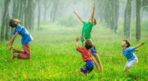 cuatro niños brincando
