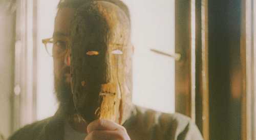 hombre con una mascara