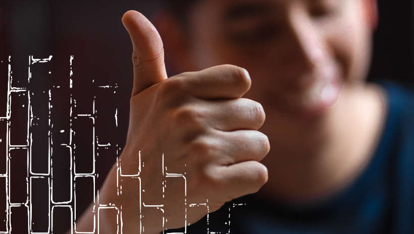 un hombre dando un thumbs up