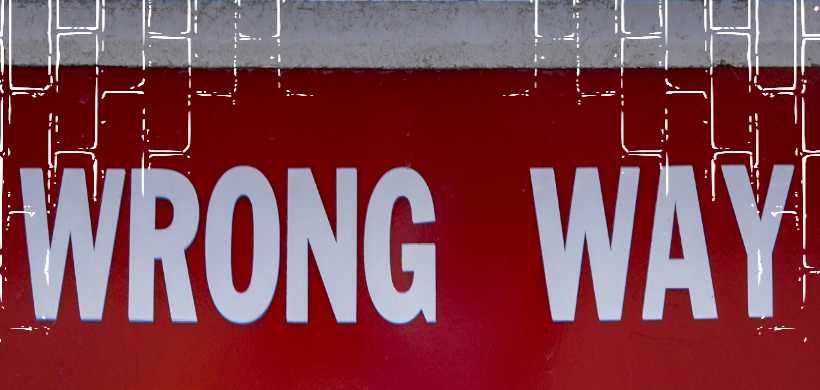 un letrero que dice wrong way