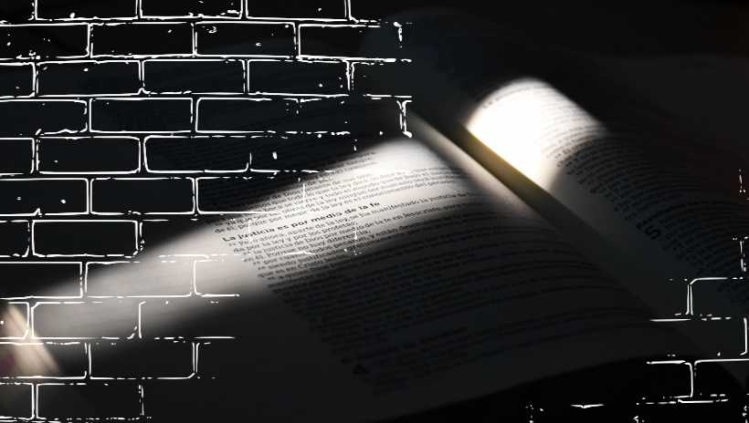 una biblia abierta con una luz que resplandece sobre la itad de la biblia