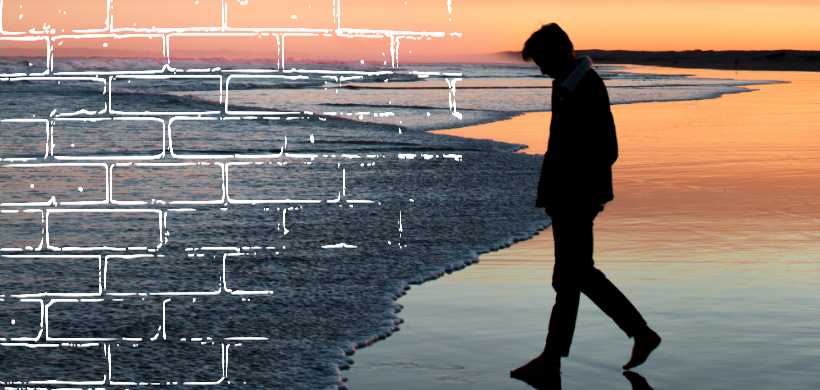 un hombre caminando, alejandose de la orilla del mar