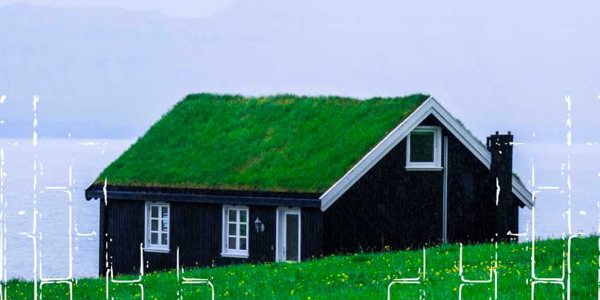 una casa con un techo como de yerba verde