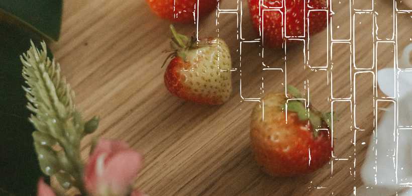 unas fresas encima de un pedazo de madera