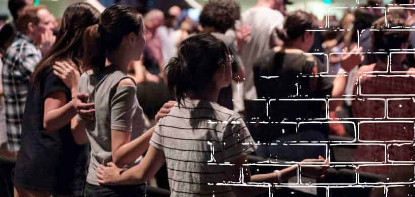 un grupo de personas en una iglesia