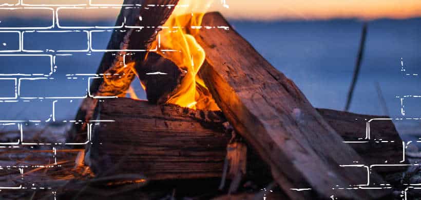 un fuego entre madera, localizado en una playa