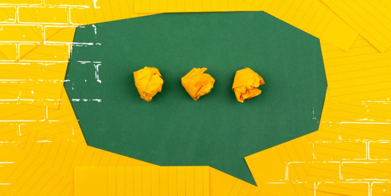 burbuja de hablar con tres bolas de papel doblado
