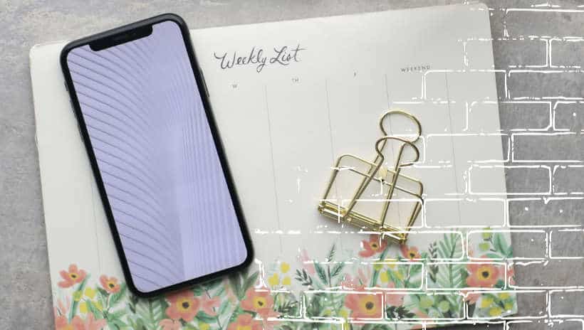 un celular encima de una libreta de planes