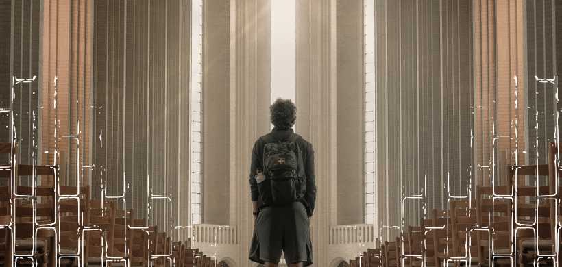 un hombre adentro de una iglesia vacia