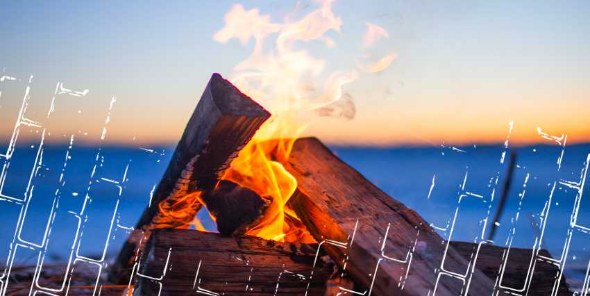 un fuego que está ardiendo, en una playa