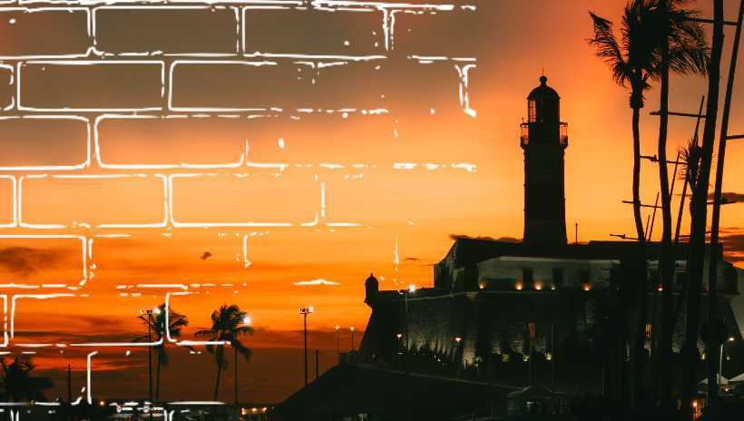 atardecer con un faro en la imágen