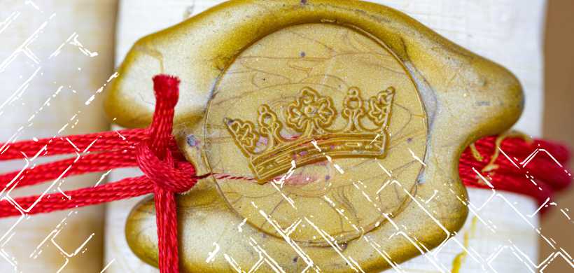 una papyrus sellado con cera y un sello de una corona