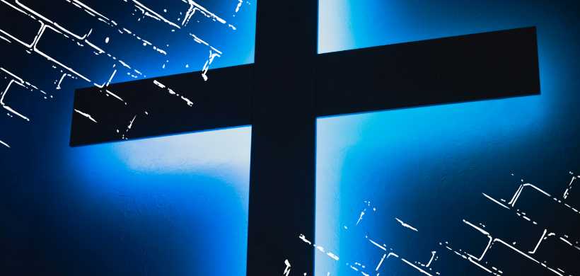 una cruz con luzes azul detrás