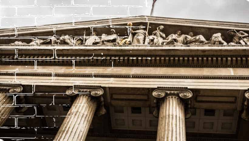 foto de unas columnas griegas, la camara está apundando para arriba
