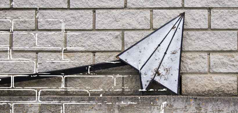 un avion de papel pintado en una pared