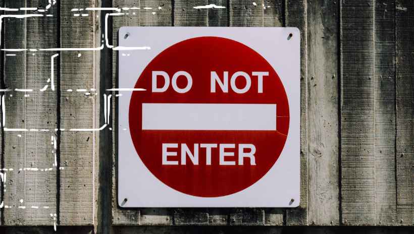 una placa que dice Do Not Enter (No Entres)