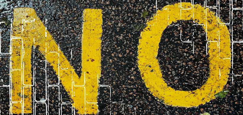 ulas letras N y O pintadas en el pavimento negro