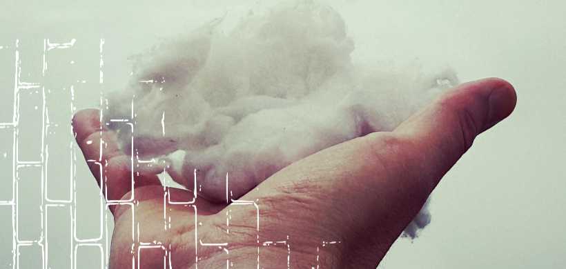 un hombre aguantando una nube en la palma de su mano