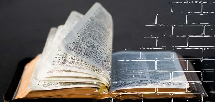 una biblia abierta con páginas regresando para atrás
