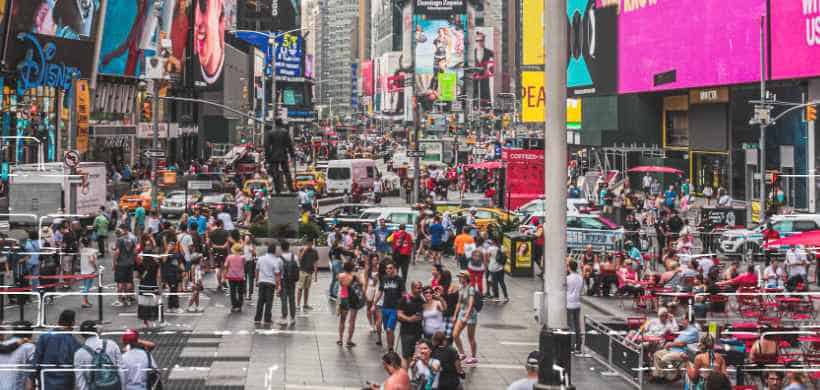 personas caminando en una plaza pública y grande