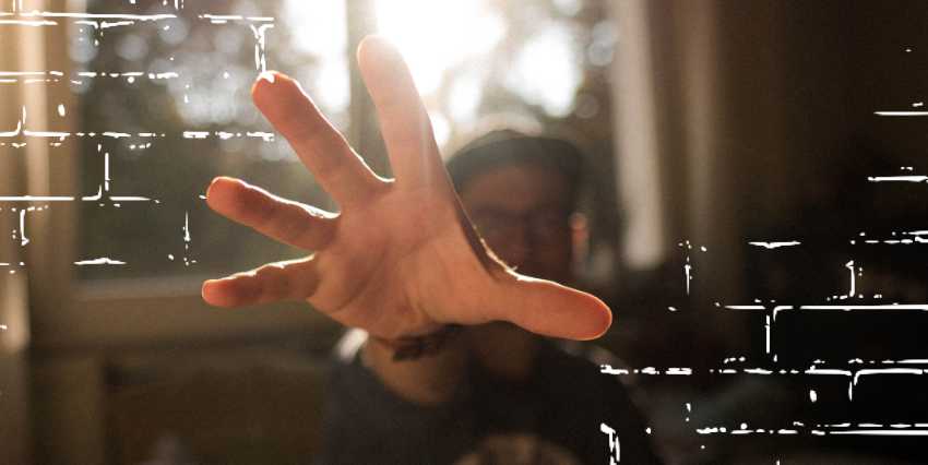 un hombre con su mano extendida y su mano bien cerca de la foto
