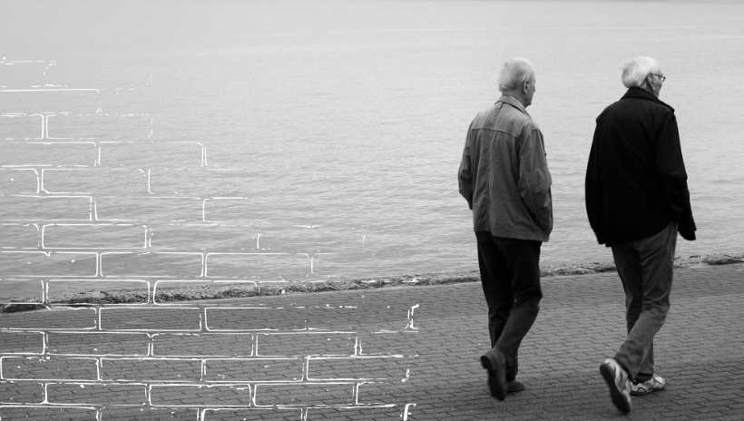 dos hombres ancianos caminando juntos