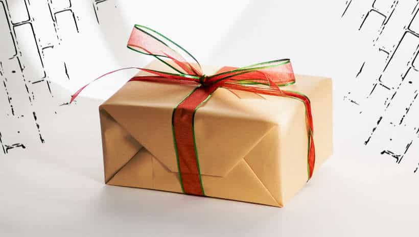un regalo envuelto en papel marron