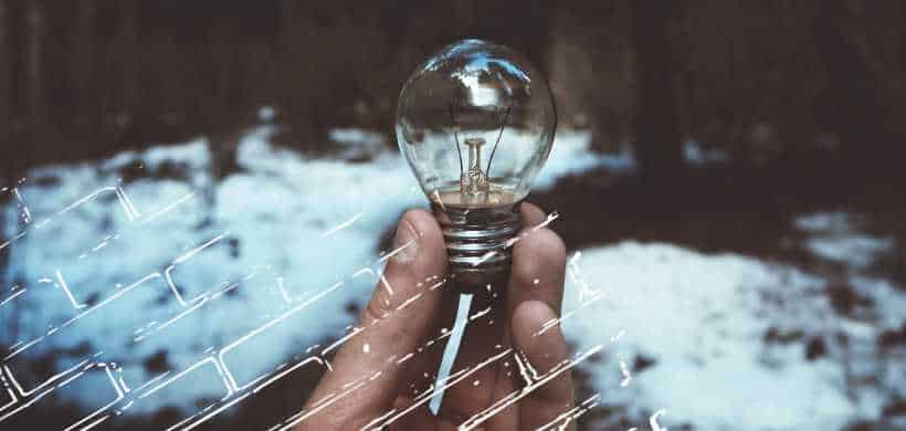 una mano aguantando una bombilla de luz