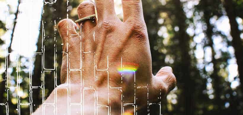 una mano extendida al cielo