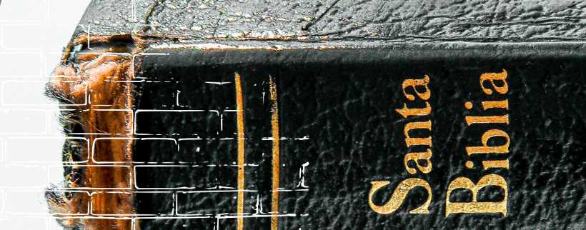 una biblia negra de lado, cerrada