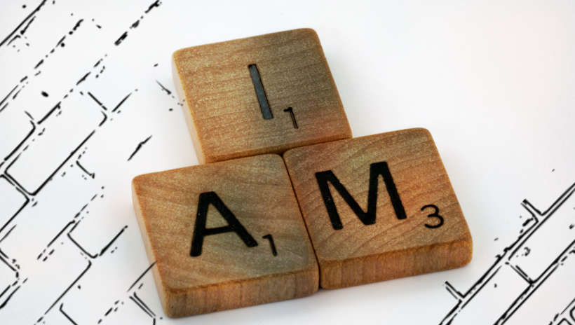 tres letras que escribe I am