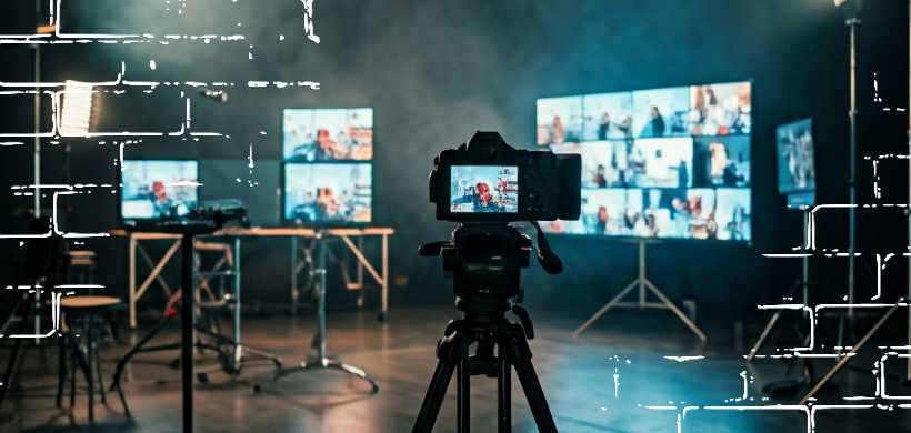 un studio con una camara, luces y monitores