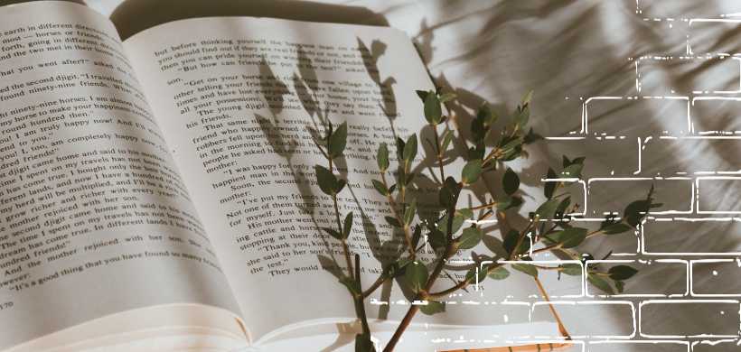 un libro encima de una sabana blanca