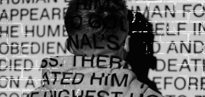 palabras projectadas encima de un hoodie