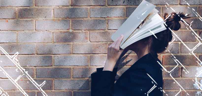 una mujer con un libro en la cara
